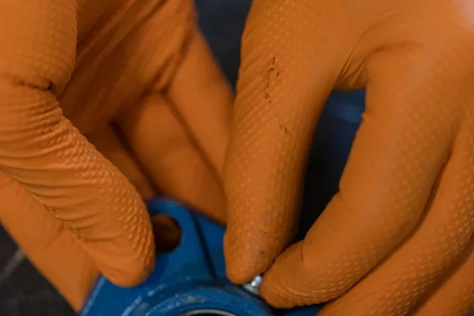 Extrem robuster Einmalhandschuh Nitrile X-Grip, 50Stk.